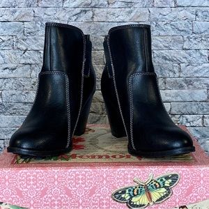 I love Comfort Black Ankle Boots Size 7.5 Style Aubrey